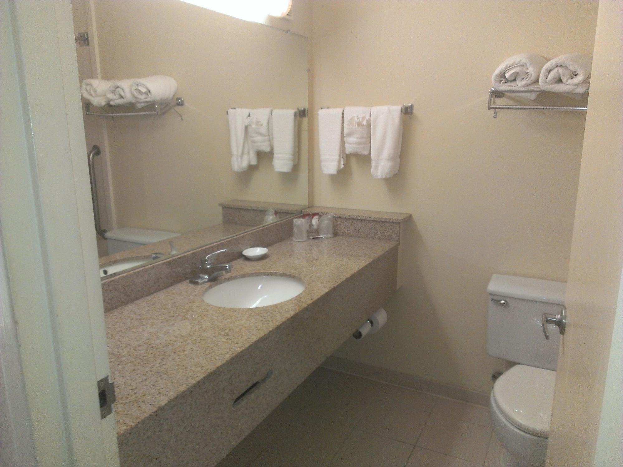 Hotel I-64 Richmond Dumbarton Kültér fotó